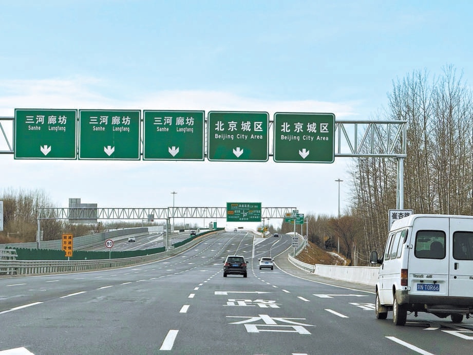 交通部門增設路牌對5條車道前行方向逐一進行標識。 交通部門增設路牌對5條車道前行方向逐一進行標識。