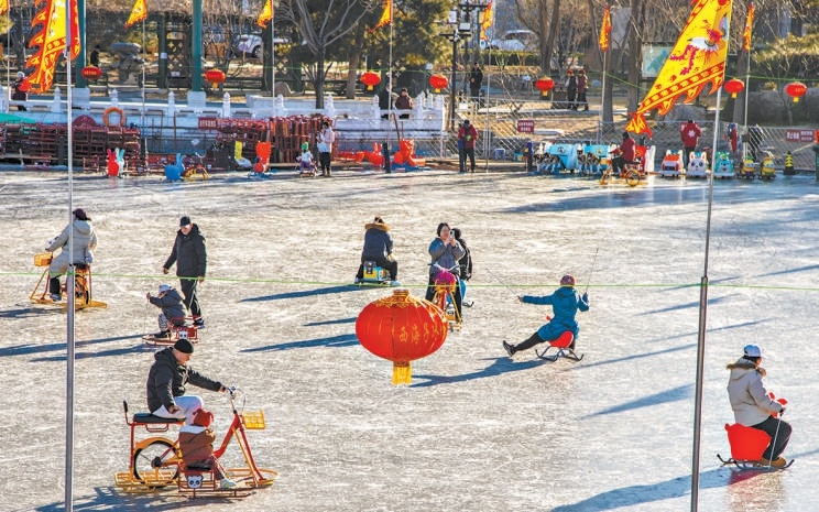 市民在西海子公園的正規冰場玩耍。 市民在西海子公園的正規冰場玩耍。