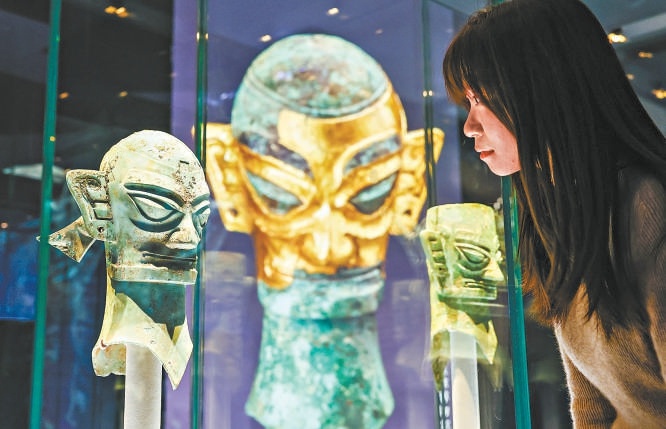 展覽薈萃200餘件精美文物，生動呈現古蜀先民生活場景和精神世界。