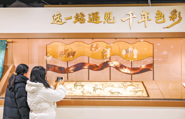 昨天，中國傳統色彩展亮相國圖站。