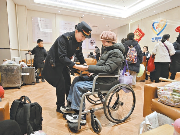 北京站工作人員幫扶重點旅客。
