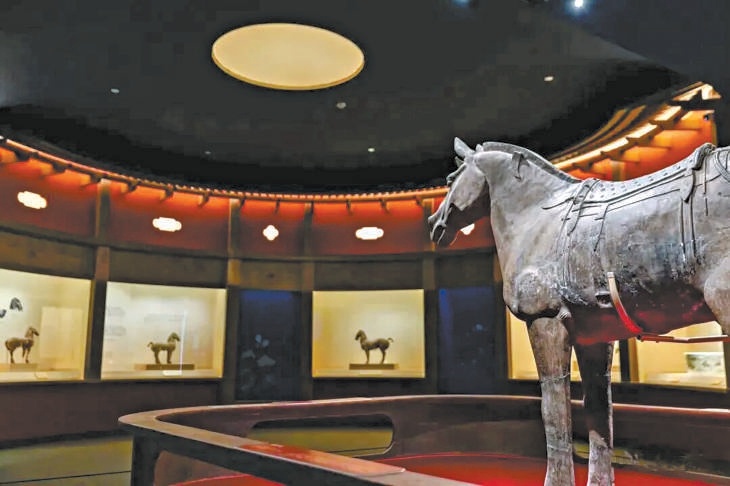 國家博物館“躍馬揚鞭——馬年新春文化展”匯集與馬相關的珍貴文物120餘件套。