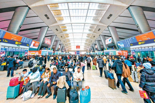 2月15日，北京南站迎來春運客流高峰，候車大廳裏人頭攢動。