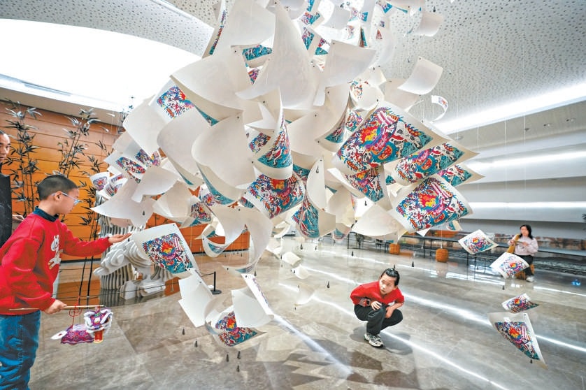 在北京城市圖書館“春風馬蹄·集”春節非遺市集,小讀者近距離感受非遺魅力。 在北京城市圖書館“春風馬蹄·集”春節非遺市集,小讀者近距離感受非遺魅力。