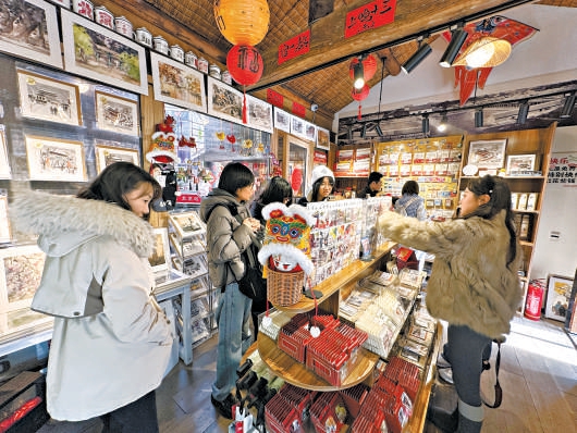 胡同裏的京味文創小店人氣旺，市民遊客專門到此挑選“北京禮物”。