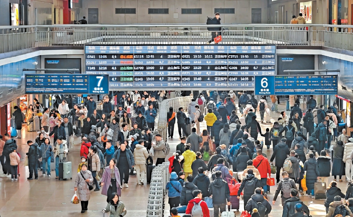 2月15日上午,北京西站迎來出行高峰。越來越完善的鐵路網,讓人們回家過年的路更快、更便捷。 2月15日上午,北京西站迎來出行高峰。越來越完善的鐵路網,讓人們回家過年的路更快、更便捷。