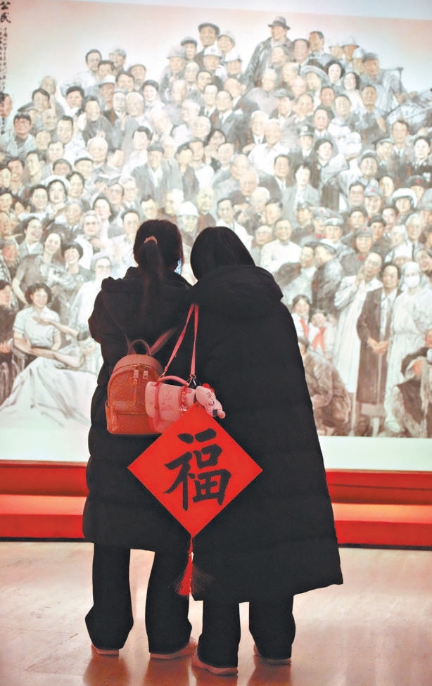 大年初一,中國美術館,觀眾領到福字後看展。 大年初一,中國美術館,觀眾領到福字後看展。