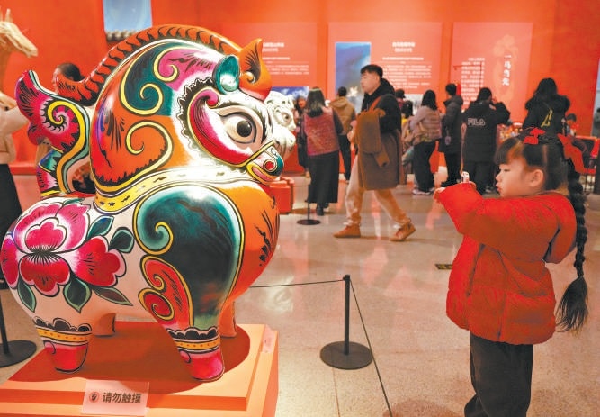 春節假期，中國非遺館內非遺項目集中展示，市民一次看個夠。