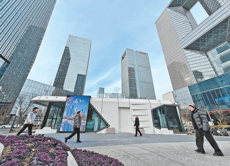 “辦島”辦事更便捷 麗澤金融商務區的“麗澤辦島”設有政務服務一體機、駕駛證體檢一體機等設備，支持打印個稅記錄、社保證明等400餘項政務服務事項，周邊上班族辦事更便捷。