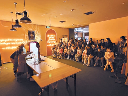 首都電影院城市副中心店內舉辦皮影戲體驗活動。