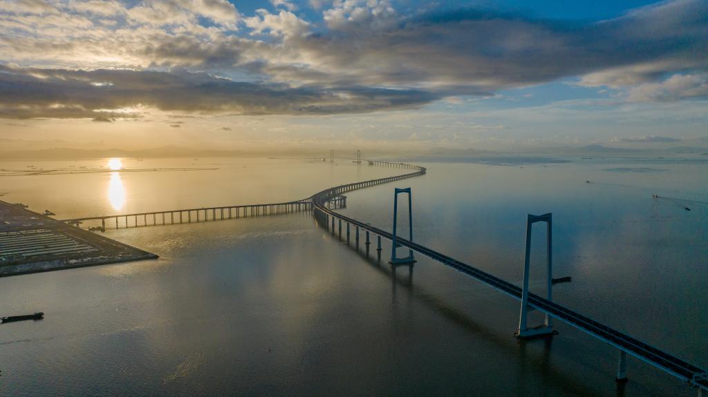 6月27日，沐浴在晨曦中的深中通道（無人機照片）。