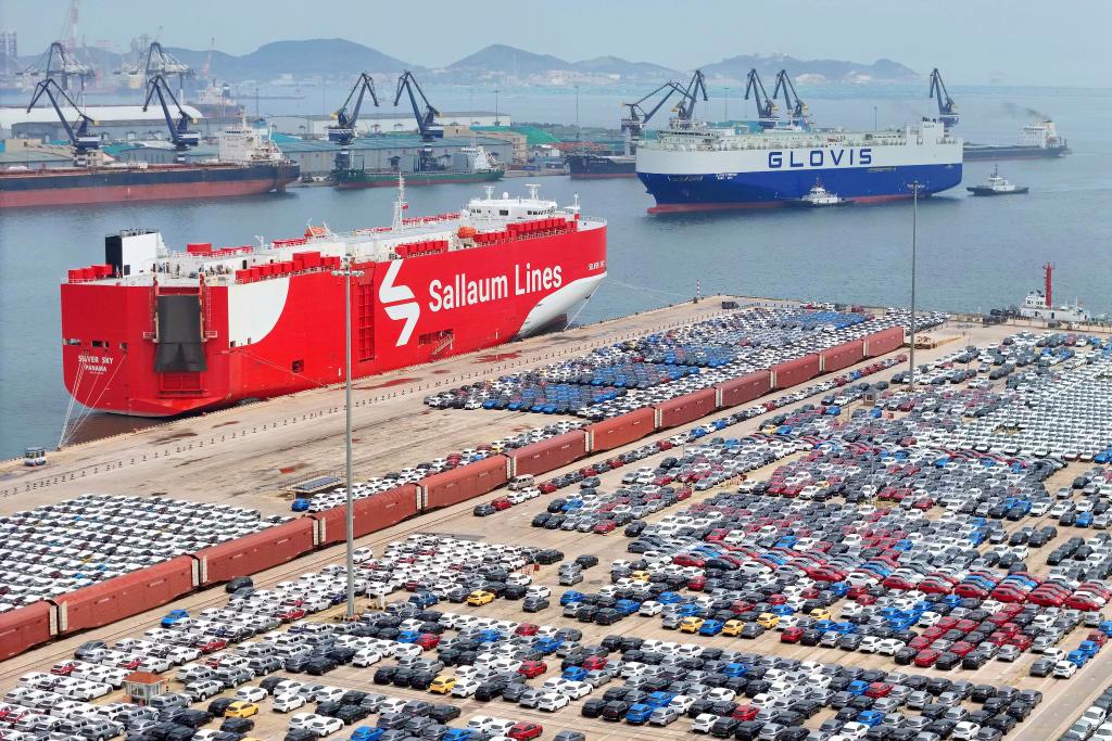 2024年8月6日，在山東港口煙台港，滾裝船在裝運外貿車輛（無人機照片）。