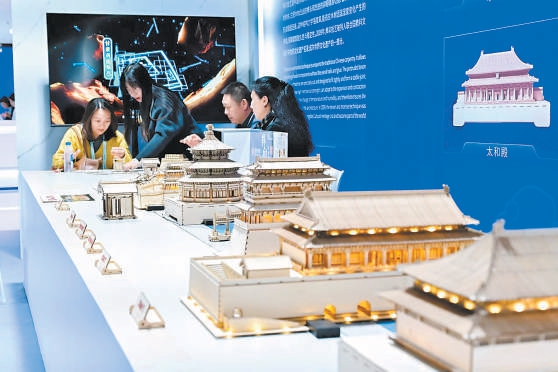 2025中關村論壇年會新聞中心設置非遺體驗區，展示北京中軸線的文化魅力。