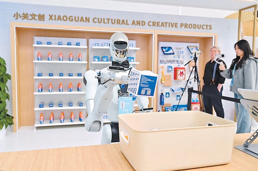 中關村國家自主創新示範區展示中心的“小關文創”區域，機器人為顧客取貨、送貨。