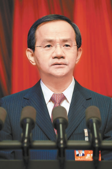 殷勇同誌作政府工作報告。