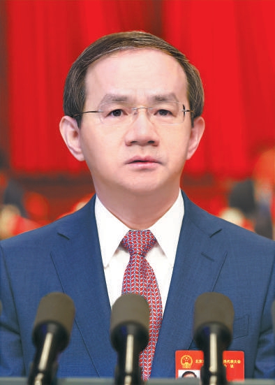 殷勇同誌作政府工作報告。