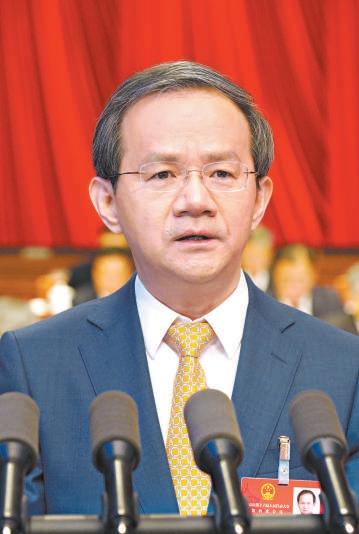 殷勇同誌作政府工作報告。