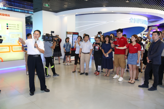 2017年9月7日，市科委開展“科技創新中心建設”專題政務開放日活動。市科委副主任伍建民帶領市民代表參觀全國科技創新中心展廳