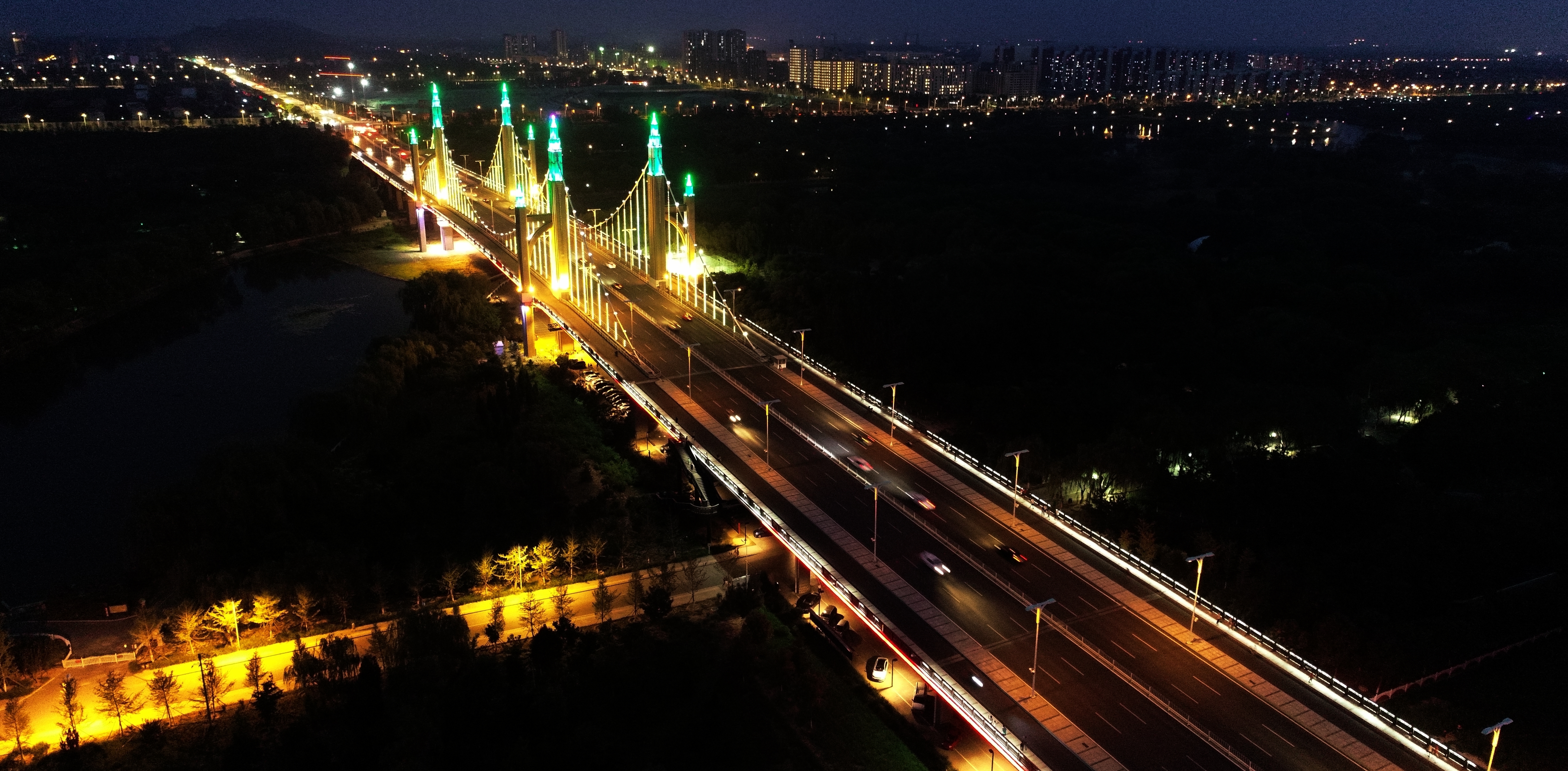 楊連榮-濱河夜色