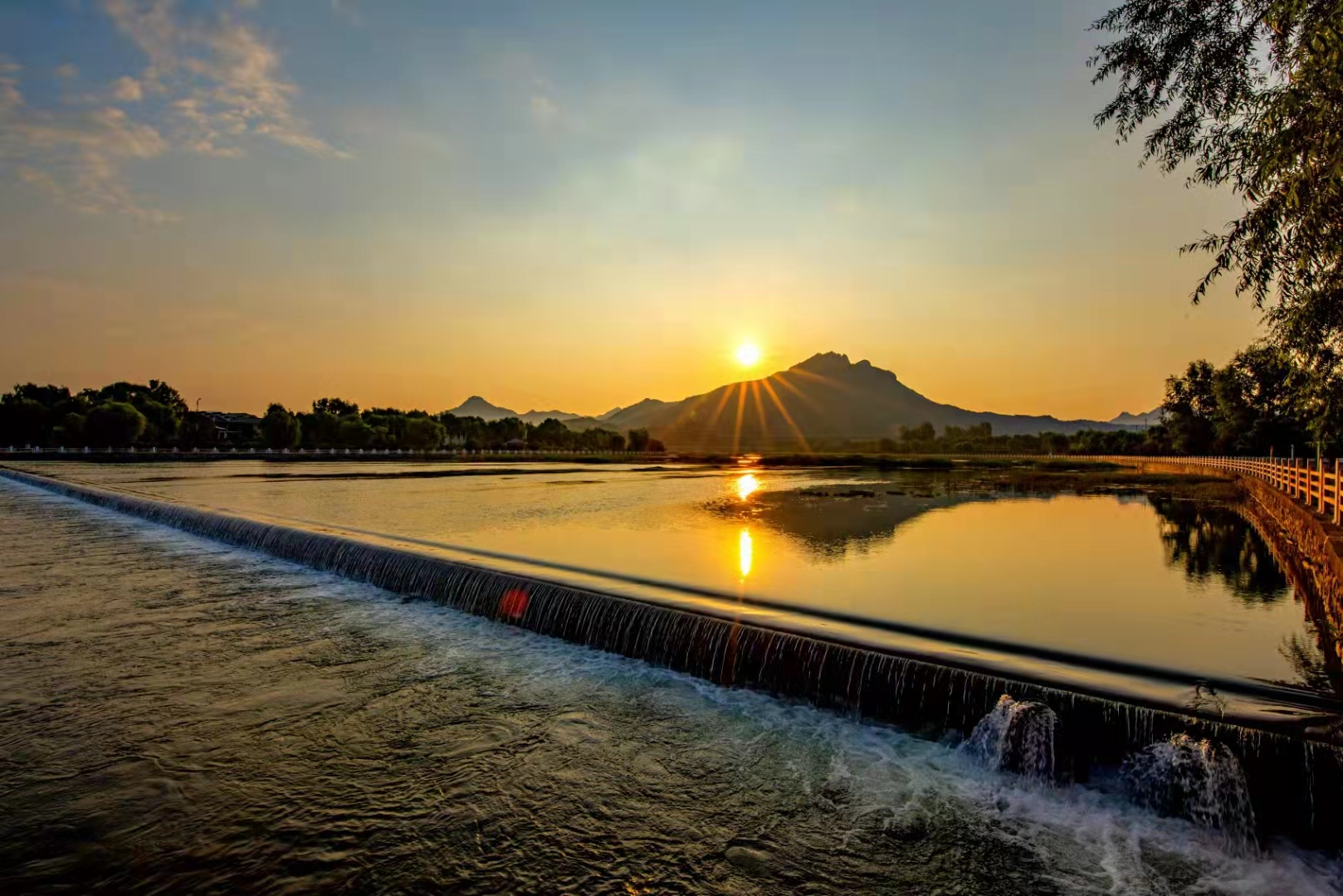 清水河畔風景美