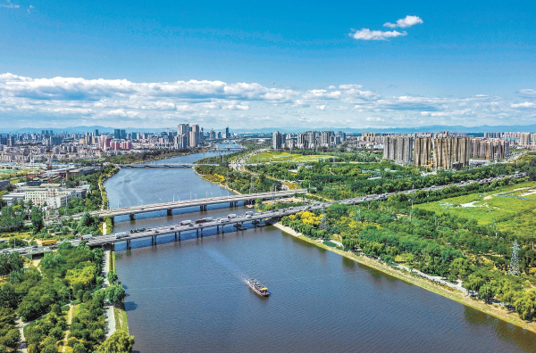 綠心和城市融合，一水孕育鬱鬱蔥蔥的兩岸，與通州運河商務區林立的高樓交相輝映