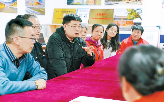 居民議事會、小院議事廳等多種議事方式，在背街小巷治理提升過程中發揮了重要作用，居民圍繞家門口的一街一巷、一院一景抒情達意、貢獻智慧。