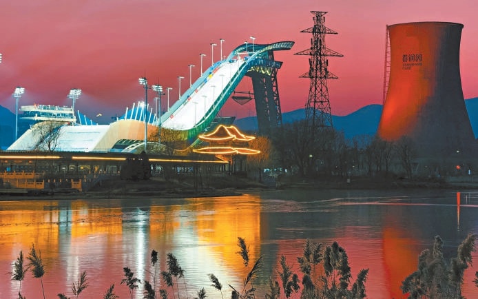 夕陽下的首鋼滑雪大跳台“雪飛天”。