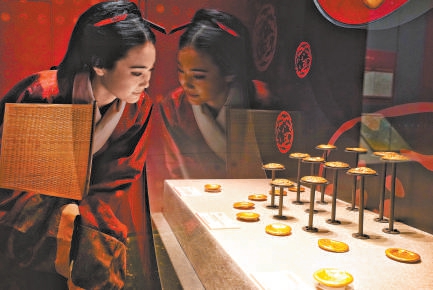 參觀預展的遊客身著漢服觀賞黃金器物，其中涵蓋褭蹏金（馬蹄金）、麟趾金、金餅等完整品類，純度高達99%。
