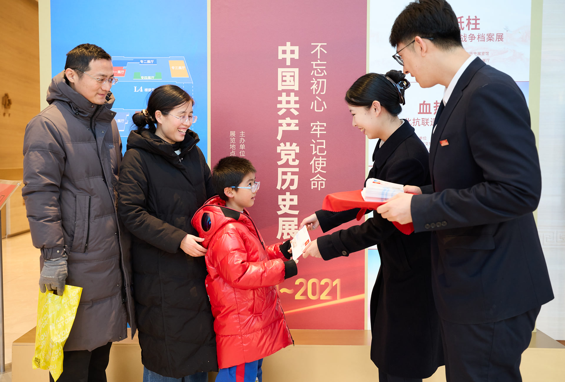 工作人員為觀眾送上新年祝福