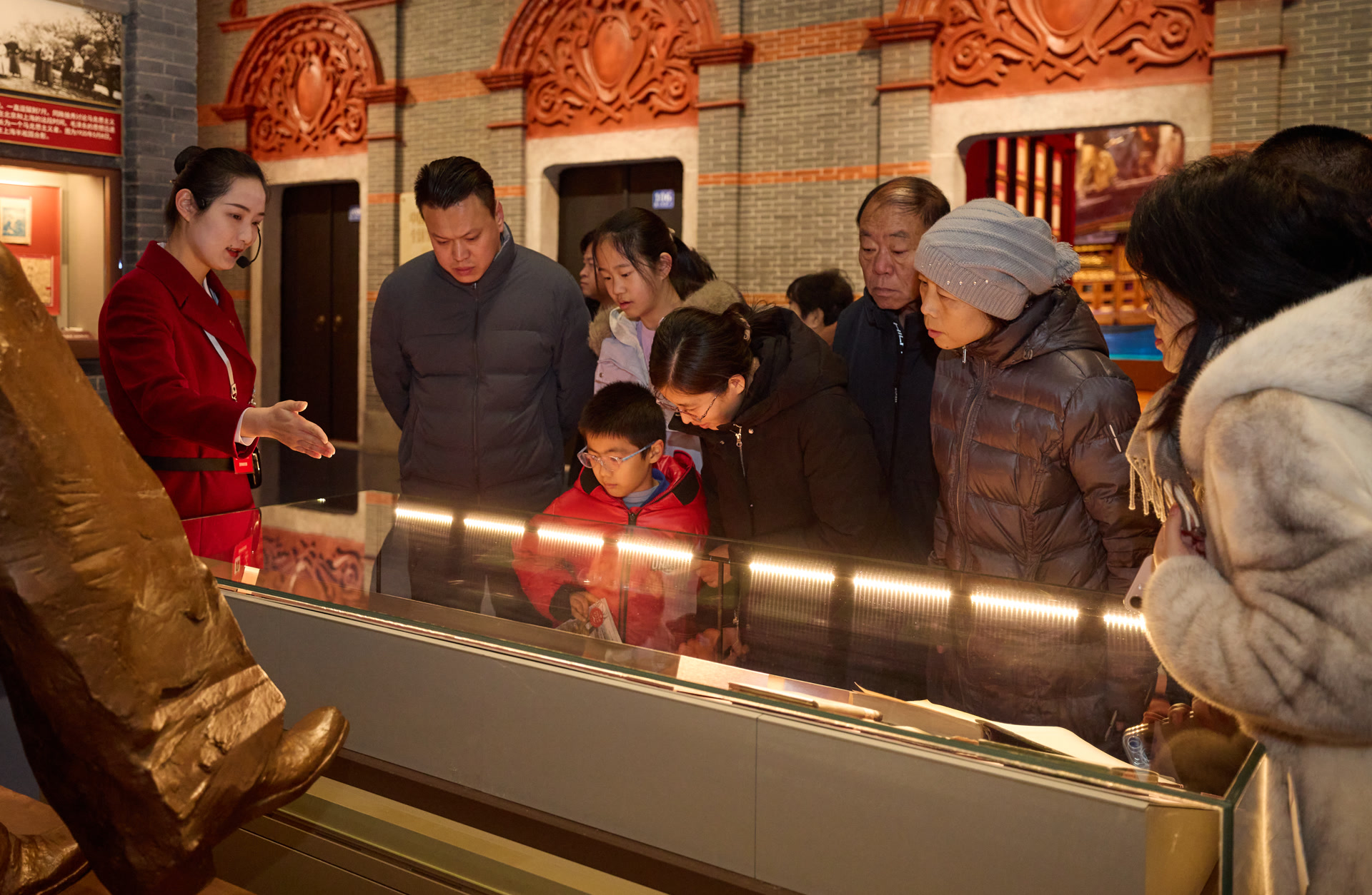 講解員為觀眾解讀展品