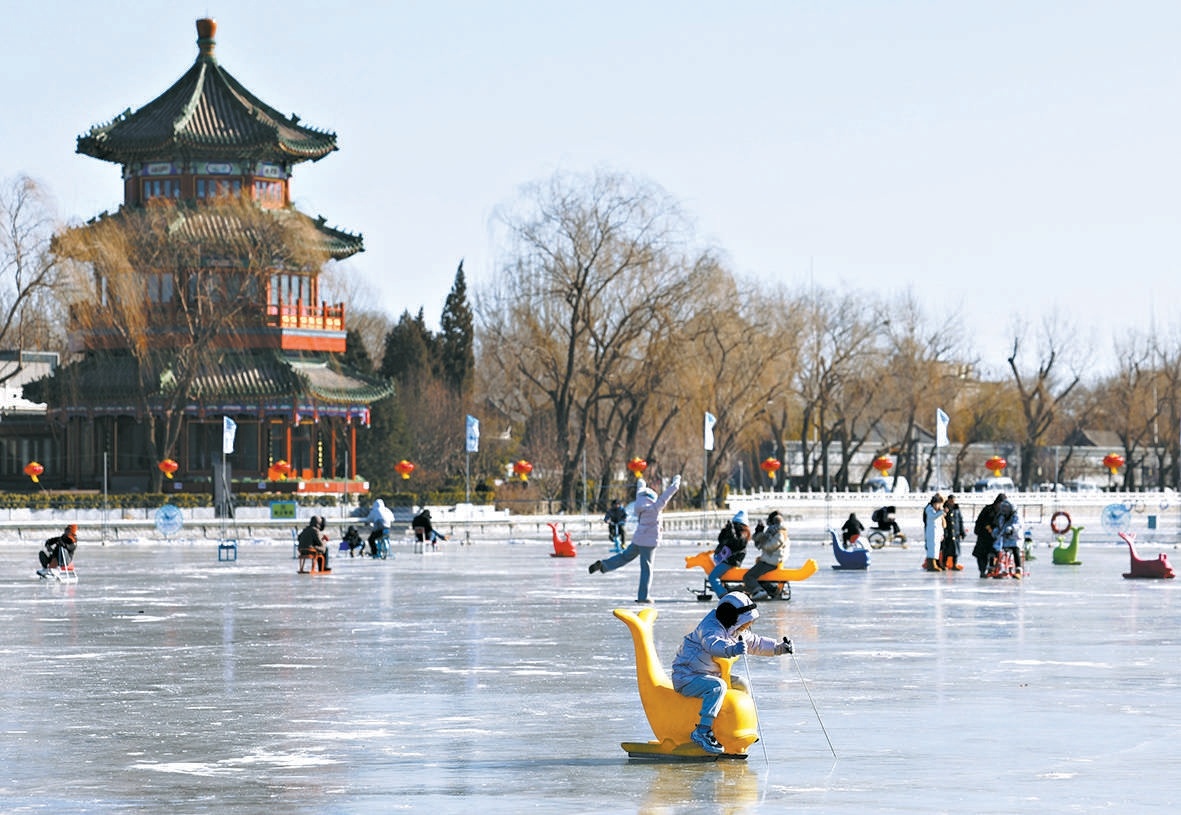 昨天，後海冰場綜合區，小朋友“駕駛”動物造型冰車奮力滑行。