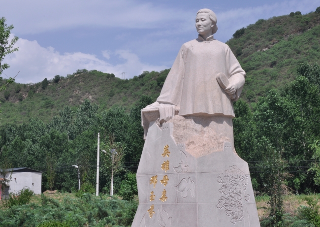 英雄母親---鄧玉芬雕塑