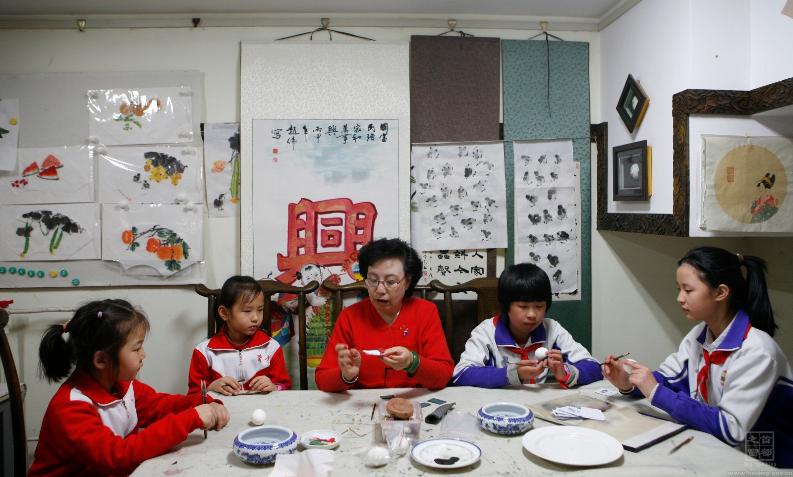 趙偉2007年開始在新世紀小學教授非遺,校長和老師都很重視這個項目,前幾年,新世紀小學被教委掛牌為“非物質文化遺產傳承示範學校”,趙偉帶的弟子也越來越多。.jpg 趙偉2007年開始在新世紀小學教授非遺,校長和老師都很重視這個項目,前幾年,新世紀小學被教委掛牌為“非物質文化遺產傳承示範學校”,趙偉帶的弟子也越來越多。.jpg