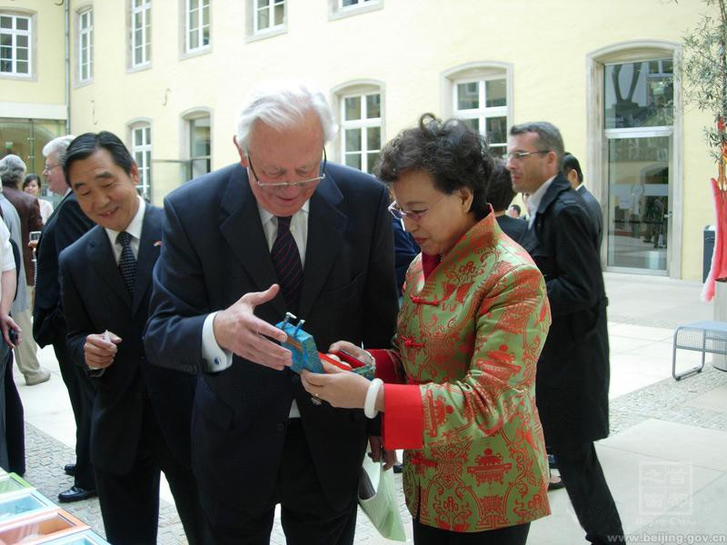 2009年在布魯塞爾舉辦的大型文化交流活動時,一位白發老先生來到展台前看趙偉演示彩蛋繪製,對彩蛋作品愛不釋手,跟大使表示想收藏一件作品,問趙偉可不可以相贈。趙偉知道外交紀律,表示由大使館決定即可。外交辦主任表示隨老先生挑選,老先生挑了對名為“歡天喜地”的彩蛋作品,十分喜慶,後來趙偉得知,這位是歐盟前議長。.jpg 2009年在布魯塞爾舉辦的大型文化交流活動時,一位白發老先生來到展台前看趙偉演示彩蛋繪製,對彩蛋作品愛不釋手,跟大使表示想收藏一件作品,問趙偉可不可以相贈。趙偉知道外交紀律,表示由大使館決定即可。外交辦主任表示隨老先生挑選,老先生挑了對名為“歡天喜地”的彩蛋作品,十分喜慶,後來趙偉得知,這位是歐盟前議長。.jpg