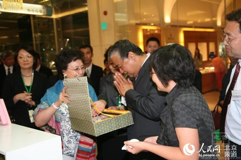 2011年要去泰國做文化交流,市委市政府通知趙偉做一件禮品,趙偉想在彩蛋上展示更多的中華民族傳統文化,於是在兩枚半殼上繪製了風箏和剪紙,這樣,一件作品就能展示三種中國民間藝術了。在曼穀主辦的十二個國家姐妹生日周上,曼穀市長看到彩蛋作品,不太好意思開口索求,於是主動贈給趙偉一個雞蛋做成的首飾盒,於是趙偉回贈了這件彩蛋作品,曼穀市長非常高興,雙手合十表示感謝。.jpg 2011年要去泰國做文化交流,市委市政府通知趙偉做一件禮品,趙偉想在彩蛋上展示更多的中華民族傳統文化,於是在兩枚半殼上繪製了風箏和剪紙,這樣,一件作品就能展示三種中國民間藝術了。在曼穀主辦的十二個國家姐妹生日周上,曼穀市長看到彩蛋作品,不太好意思開口索求,於是主動贈給趙偉一個雞蛋做成的首飾盒,於是趙偉回贈了這件彩蛋作品,曼穀市長非常高興,雙手合十表示感謝。.jpg