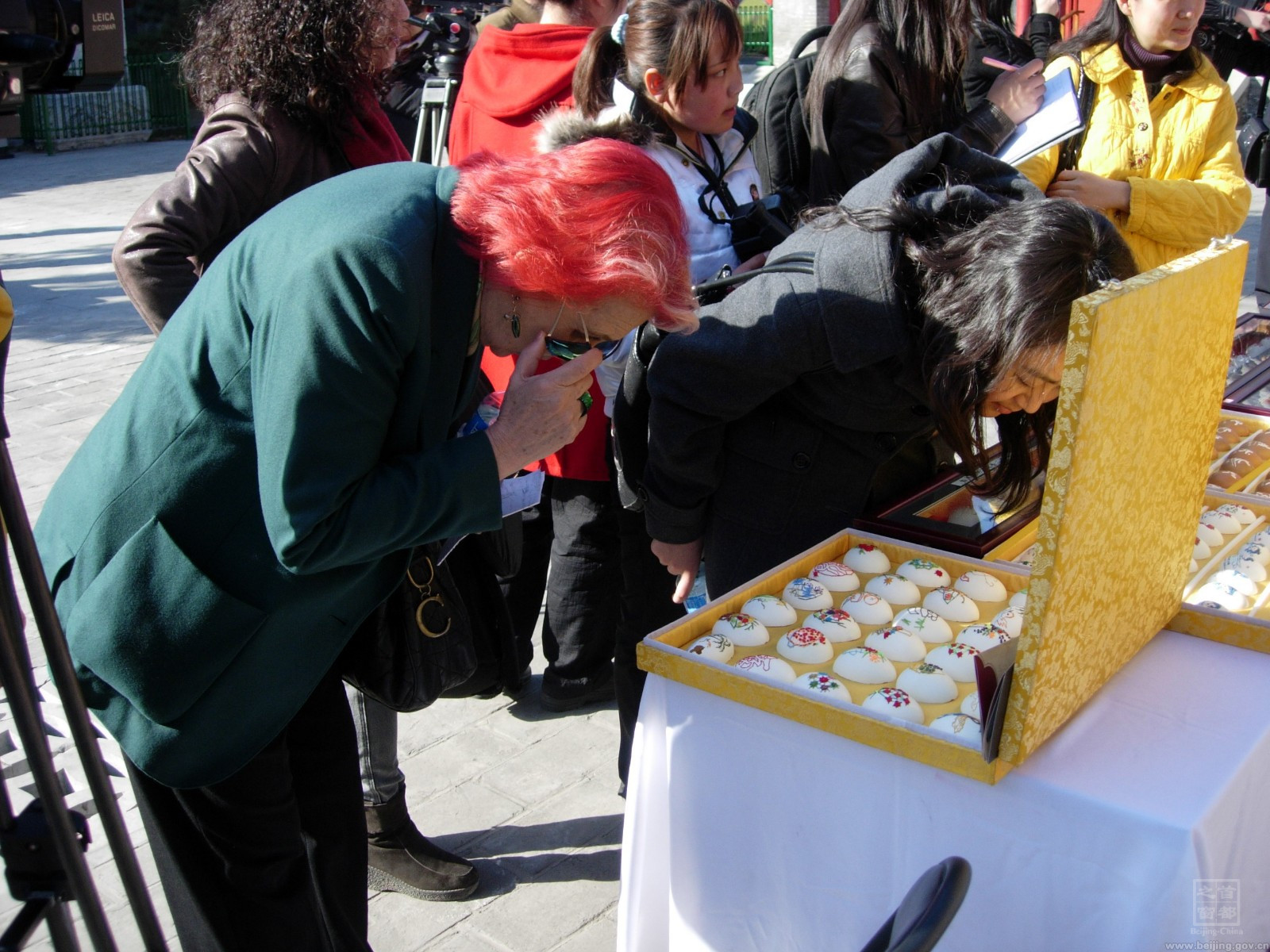 據說西方複活節的彩蛋很可能是從中國流入的,現在在阿爾卑斯山,小夥子向姑娘求婚,會送上幾顆帶顏色的蛋。東西方雖然文明發源不同,語言不通,對彩蛋吉祥含義的認知卻驚人地一致。.jpg 據說西方複活節的彩蛋很可能是從中國流入的,現在在阿爾卑斯山,小夥子向姑娘求婚,會送上幾顆帶顏色的蛋。東西方雖然文明發源不同,語言不通,對彩蛋吉祥含義的認知卻驚人地一致。.jpg