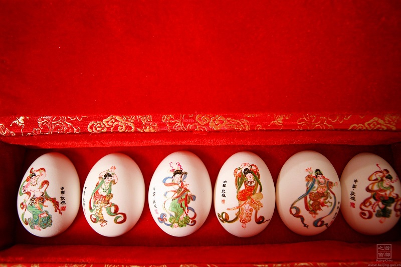 彩蛋文化源遠流長,《管子》一書中對彩蛋就已有文字記載,因而能夠確定彩蛋起源於戰國。唐代古墓墓道上記載,古人們曾在鴕鳥蛋殼上作畫。清代彩蛋發展最為繁榮,屬於七十二行之一,製作彩蛋的藝人被稱為“畫蛋匠”。.jpg 彩蛋文化源遠流長,《管子》一書中對彩蛋就已有文字記載,因而能夠確定彩蛋起源於戰國。唐代古墓墓道上記載,古人們曾在鴕鳥蛋殼上作畫。清代彩蛋發展最為繁榮,屬於七十二行之一,製作彩蛋的藝人被稱為“畫蛋匠”。.jpg