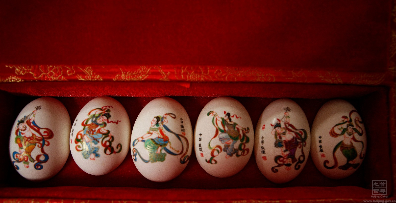 彩蛋文化發展到清代,作者在蛋殼上畫上要表達的心意,用來傳遞感情。蛋殼表皮上會繪製各種圖案,花鳥魚蟲,人物,名山大川等。.jpg 彩蛋文化發展到清代,作者在蛋殼上畫上要表達的心意,用來傳遞感情。蛋殼表皮上會繪製各種圖案,花鳥魚蟲,人物,名山大川等。.jpg
