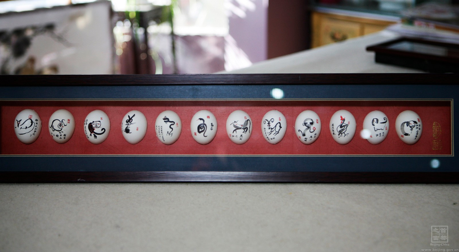 趙偉選蛋非常嚴格,蛋的品相要好,不能一頭大一頭小,蛋的顏色要特別好,用來雕刻的蛋,表皮要特別紅,而用來繪畫的蛋,表皮要特別白,蛋皮上還要有光,還要采用特別新鮮的蛋。.jpg 趙偉選蛋非常嚴格,蛋的品相要好,不能一頭大一頭小,蛋的顏色要特別好,用來雕刻的蛋,表皮要特別紅,而用來繪畫的蛋,表皮要特別白,蛋皮上還要有光,還要采用特別新鮮的蛋。.jpg