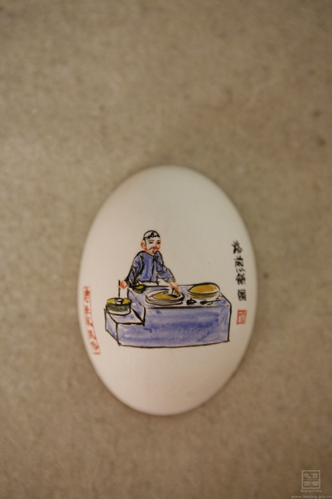 製作彩蛋的蛋殼要采用吃粉狀飼料的雞鴨產的蛋,這樣的蛋表皮光滑,吃顆粒飼料的雞鴨產的蛋就不能用。趙偉每次都到種鴨場親自去挑選,而且是在孵化鴨子之前先挑蛋。.jpg 製作彩蛋的蛋殼要采用吃粉狀飼料的雞鴨產的蛋,這樣的蛋表皮光滑,吃顆粒飼料的雞鴨產的蛋就不能用。趙偉每次都到種鴨場親自去挑選,而且是在孵化鴨子之前先挑蛋。.jpg