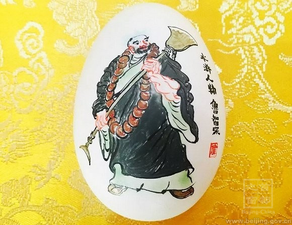 彩蛋的傳統畫法是在整蛋上作畫。首先,在整蛋的三分之二處打眼;其次,把蛋液清理幹淨,這個過程需要往蛋內打水反複清洗;然後,完全控幹,需要陰幹,不能暴曬;最後,將蛋殼打磨光滑。繪畫的時候,要把清理蛋液的眼兒畫在畫裏,這樣從表麵看,蛋殼是絕對完整的,所以趙偉出國做文化交流時,外國朋友問的最多的就是蛋液是怎麽出來的,感覺像魔術一般神奇。.jpg 彩蛋的傳統畫法是在整蛋上作畫。首先,在整蛋的三分之二處打眼;其次,把蛋液清理幹淨,這個過程需要往蛋內打水反複清洗;然後,完全控幹,需要陰幹,不能暴曬;最後,將蛋殼打磨光滑。繪畫的時候,要把清理蛋液的眼兒畫在畫裏,這樣從表麵看,蛋殼是絕對完整的,所以趙偉出國做文化交流時,外國朋友問的最多的就是蛋液是怎麽出來的,感覺像魔術一般神奇。.jpg