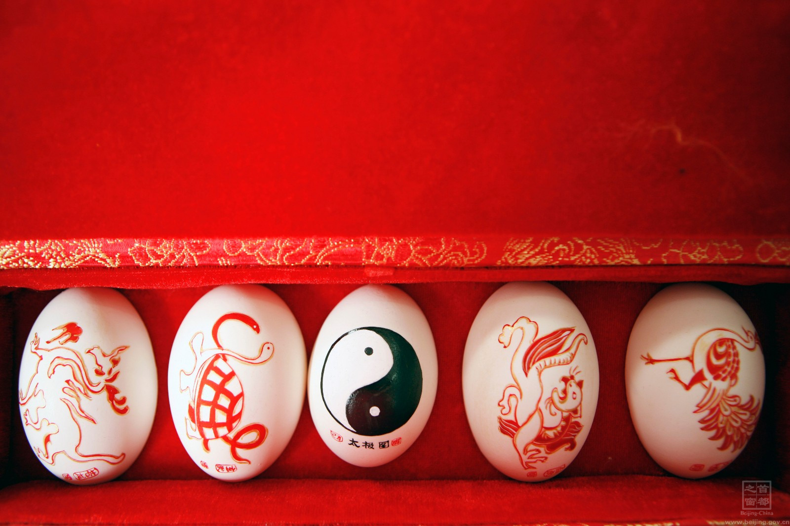 曾有人來求一對兒一模一樣的彩蛋,而世上沒有兩顆雞蛋會是一模一樣的。趙偉有一天腦中靈光一現,盤古可以開天地,清氣上升濁氣下降,形成天地,我為什麽不能開蛋殼呢?這樣不就有了一模一樣的兩枚蛋了嗎?因而製作了半殼彩蛋。.jpg 曾有人來求一對兒一模一樣的彩蛋,而世上沒有兩顆雞蛋會是一模一樣的。趙偉有一天腦中靈光一現,盤古可以開天地,清氣上升濁氣下降,形成天地,我為什麽不能開蛋殼呢?這樣不就有了一模一樣的兩枚蛋了嗎?因而製作了半殼彩蛋。.jpg