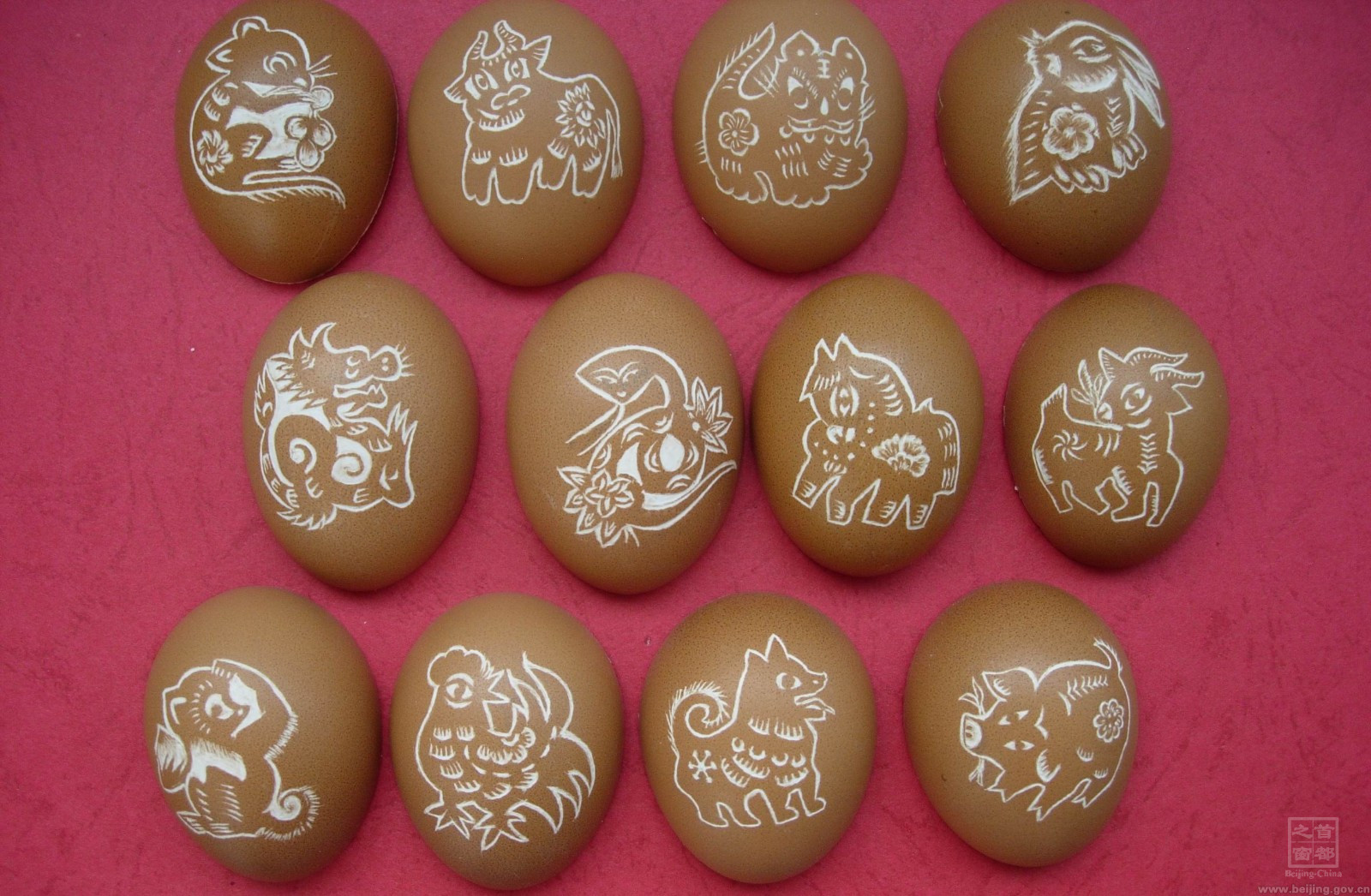 趙偉在半殼上嚐試雕刻。整蛋蛋殼內部有空氣,可以支撐一定的壓力,適合用來雕刻。但是半個蛋殼是打開的,承受的壓力會更小,雕刻起來難度更大。趙偉反複嚐試,最終成功做出了半殼雕刻作品,掌握了半殼雕刻的技藝。.jpg 趙偉在半殼上嚐試雕刻。整蛋蛋殼內部有空氣,可以支撐一定的壓力,適合用來雕刻。但是半個蛋殼是打開的,承受的壓力會更小,雕刻起來難度更大。趙偉反複嚐試,最終成功做出了半殼雕刻作品,掌握了半殼雕刻的技藝。.jpg