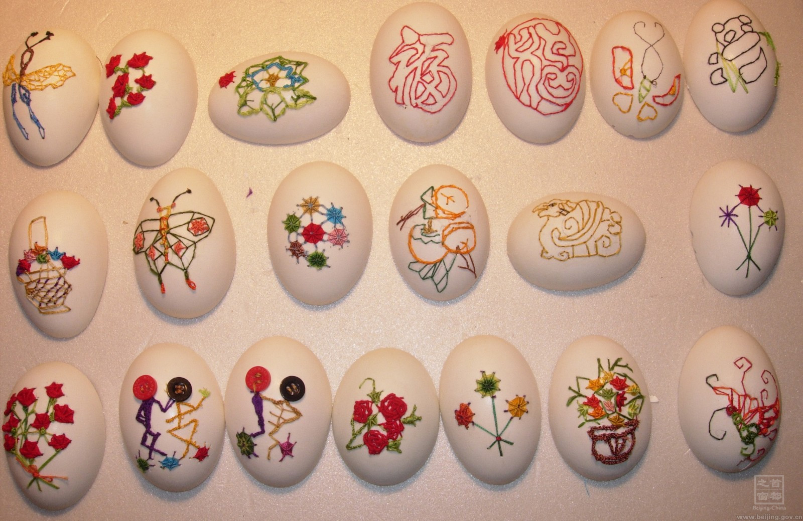 在蛋殼上刺繡,需要用特別細的針和線,而且每一針都必須把握好,每一針穿過去拉出來,都需要屏住呼吸小心翼翼。.jpg 在蛋殼上刺繡,需要用特別細的針和線,而且每一針都必須把握好,每一針穿過去拉出來,都需要屏住呼吸小心翼翼。.jpg