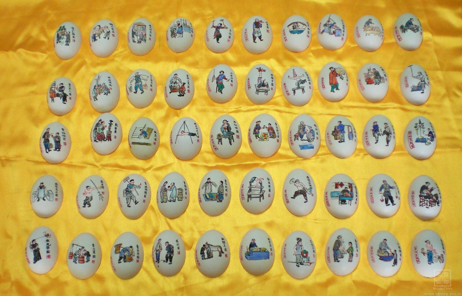 趙偉的彩蛋藝術被稱為“中華三絕”,一蛋雙畫,一蛋雙雕,一蛋雙繡,形成了獨特的藝術風格。趙偉理解的匠人精神很簡單,就是做一件事要有始有終,堅持到底,走彎路、遇挫折都沒有關係,一定要把事情完成,將一件事情做到極致。.jpg 趙偉的彩蛋藝術被稱為“中華三絕”,一蛋雙畫,一蛋雙雕,一蛋雙繡,形成了獨特的藝術風格。趙偉理解的匠人精神很簡單,就是做一件事要有始有終,堅持到底,走彎路、遇挫折都沒有關係,一定要把事情完成,將一件事情做到極致。.jpg