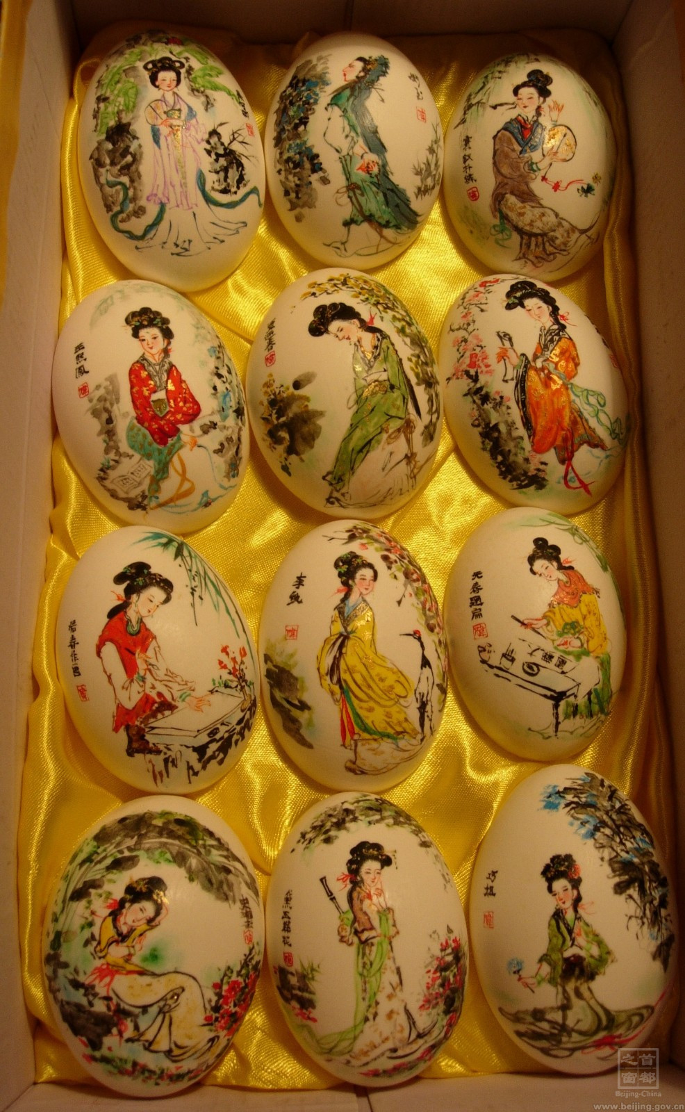 從2009年開始,趙偉帶著彩蛋藝術品,隨著文化交流團體走出國門,將中國的傳統工藝展示給外國朋友,中國彩蛋受到了全世界人們的喜愛,2016年更是隨著習主席去了美國做文化交流。.jpg 從2009年開始,趙偉帶著彩蛋藝術品,隨著文化交流團體走出國門,將中國的傳統工藝展示給外國朋友,中國彩蛋受到了全世界人們的喜愛,2016年更是隨著習主席去了美國做文化交流。.jpg