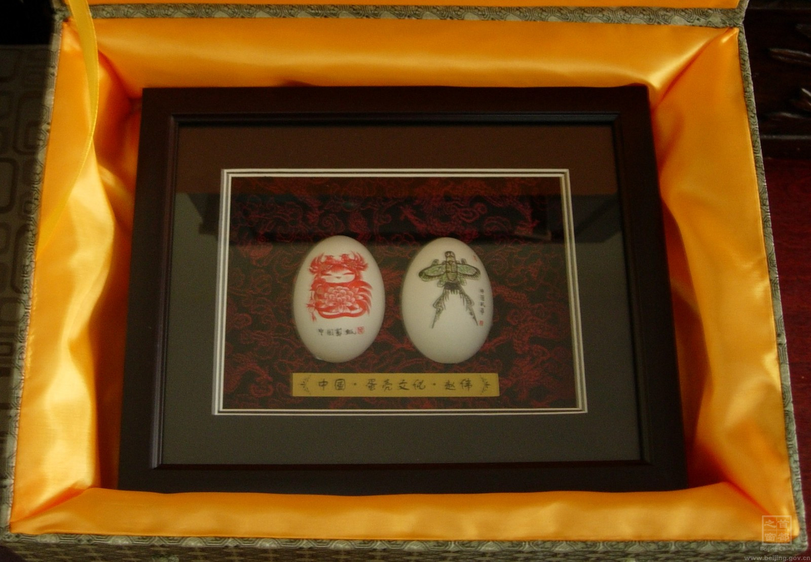 2011年要去泰國做文化交流,市委市政府通知趙偉做一件禮品,趙偉想在彩蛋上展示更多的中華民族傳統文化,於是在兩枚半殼上繪製了風箏和剪紙,這樣,一件作品就能展示三種中國民間藝術了。.jpg 2011年要去泰國做文化交流,市委市政府通知趙偉做一件禮品,趙偉想在彩蛋上展示更多的中華民族傳統文化,於是在兩枚半殼上繪製了風箏和剪紙,這樣,一件作品就能展示三種中國民間藝術了。.jpg