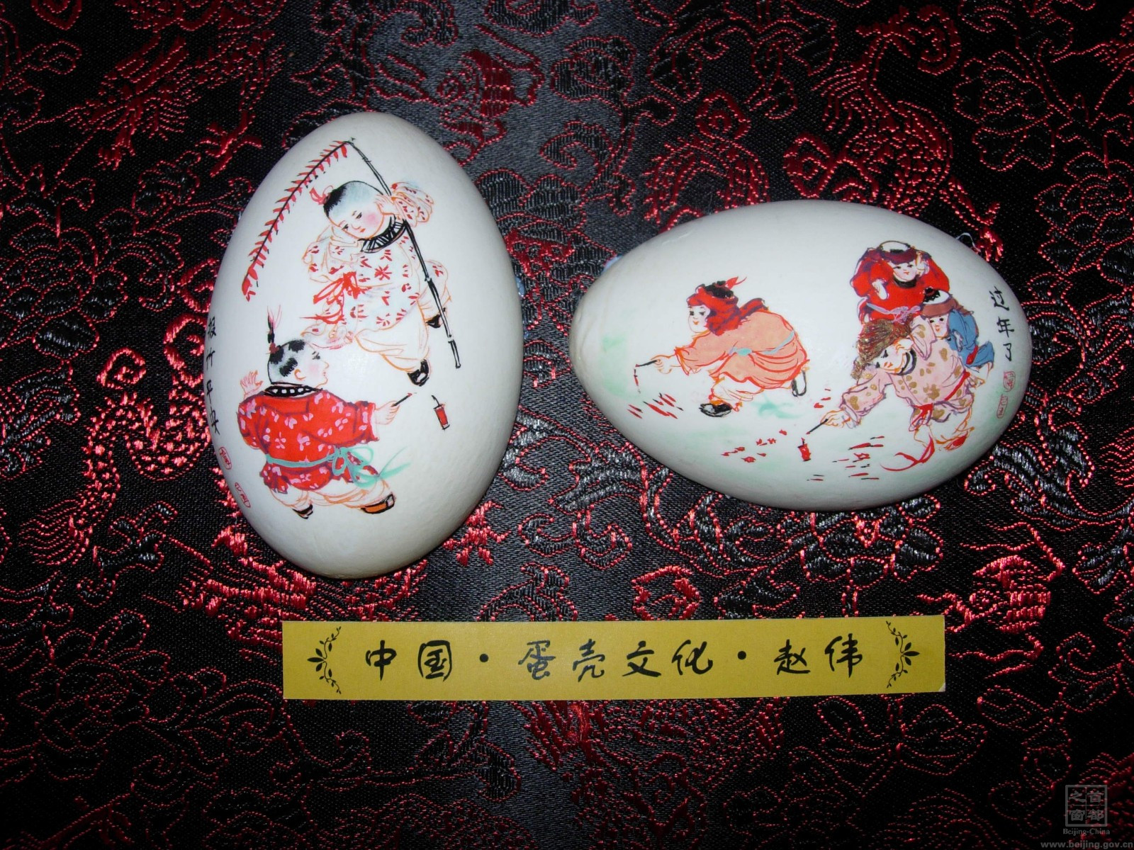 趙偉在天橋市場斜街42號天橋民俗工藝坊有了一個場地,邊展示天橋非遺民俗,邊教孩子們作畫繪製彩蛋。趙偉給人製作彩蛋作品,隻收非常低廉的價格,她認為,為了讓更多的人了解彩蛋藝術,有能力收藏並且喜愛上彩蛋,價格不能定太高。.jpg 趙偉在天橋市場斜街42號天橋民俗工藝坊有了一個場地,邊展示天橋非遺民俗,邊教孩子們作畫繪製彩蛋。趙偉給人製作彩蛋作品,隻收非常低廉的價格,她認為,為了讓更多的人了解彩蛋藝術,有能力收藏並且喜愛上彩蛋,價格不能定太高。.jpg