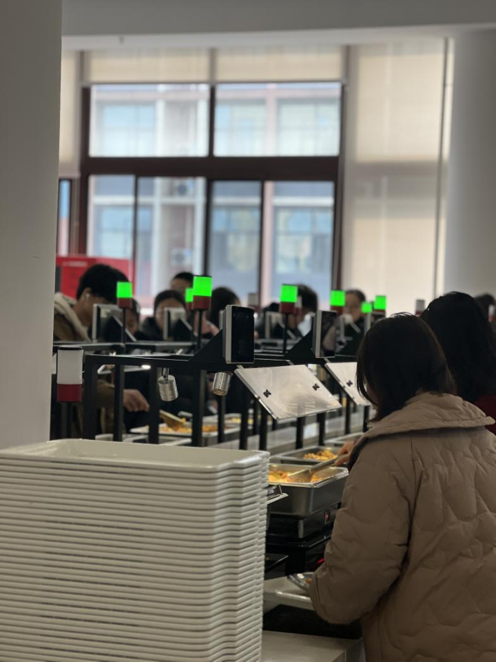 自助餐線助力“光盤行動” 自助餐線助力“光盤行動”