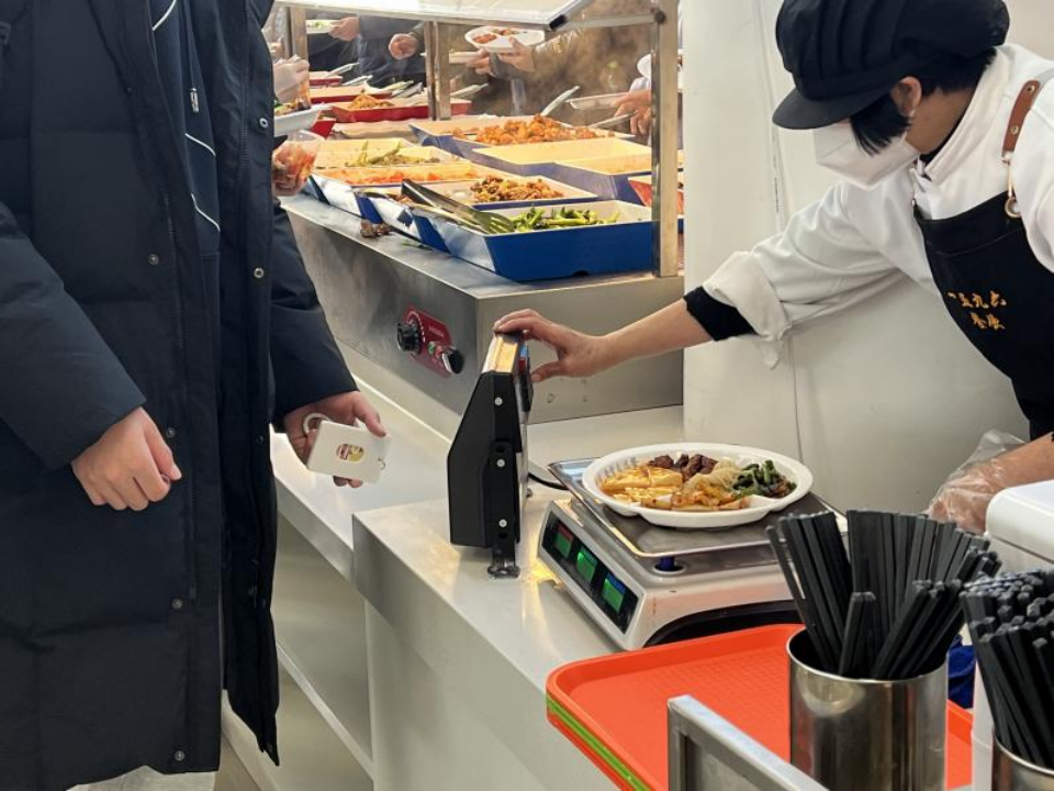 自助餐線助力“光盤行動” 自助餐線助力“光盤行動”